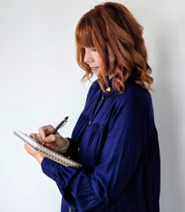 Elisa Clot en train de travailler sur un dossier